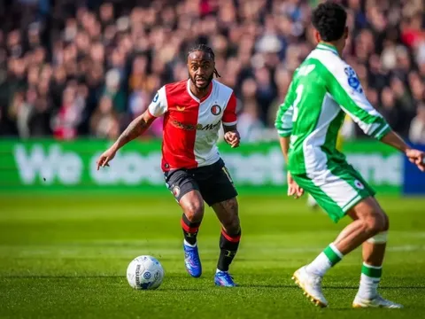 Sterling thành trò cười ở Feyenoord