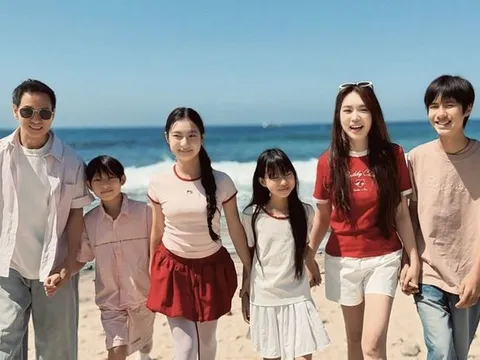 Lý Hải hạnh phúc bên vợ và 4 con