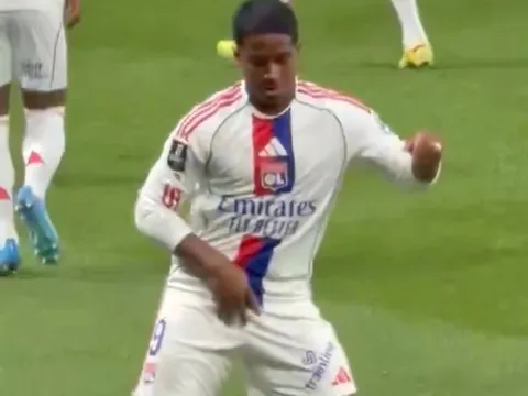 Hakimi 'nóng mặt' vì điệu nhảy ăn mừng của Endrick