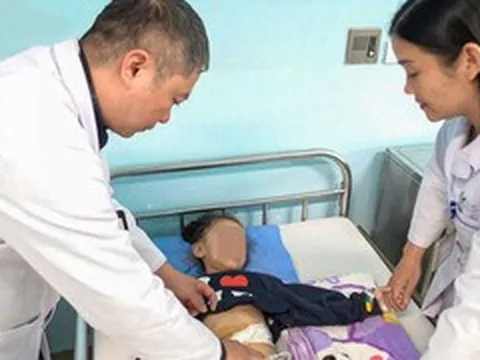 Bé gái 8 tuổi mắc khối u đầu tụy phức tạp, bác sĩ khẳng định tài năng bóc tách