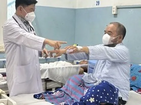 Tắm ngay sau khi đi nắng về, người đàn ông đột ngột nhồi máu não