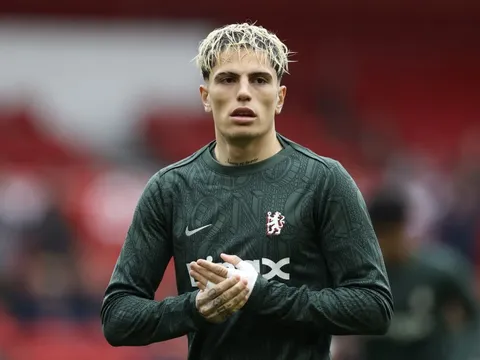 Garnacho bị tất cả quay lưng