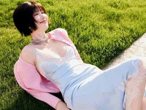 Ngọc Trinh mặc váy ren trễ nãi, khoe dáng gợi cảm khó rời mắt