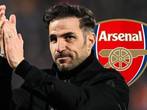 Arteta run ghế, Fabregas chờ lệnh Arsenal