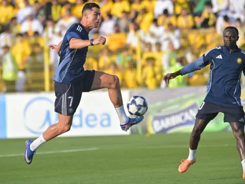 Ronaldo sắp chạm giấc mơ đá cùng con trai