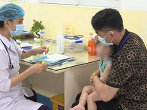 Nắng nóng cực đoan, trẻ nhập viện tăng đột biến