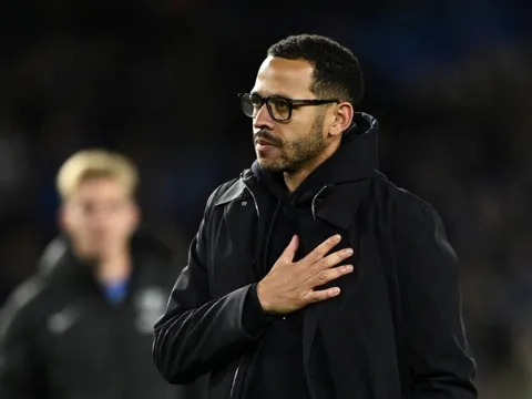 Chelsea trả giá rất đắt nếu sa thải Rosenior