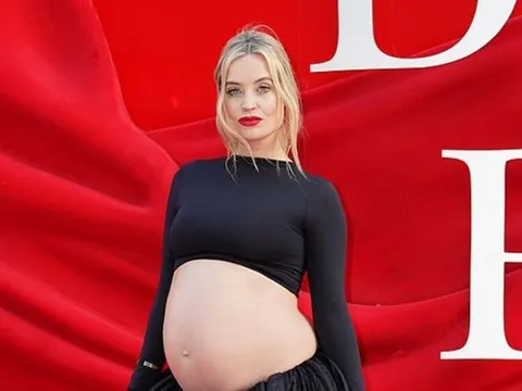 Nữ diễn viên Laura Whitmore khoe bụng bầu trên thảm đỏ