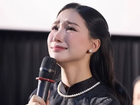 Hòa Minzy đau lòng chia sẻ một tin buồn