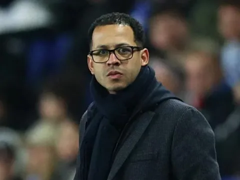 Chelsea sa thải HLV Rosenior