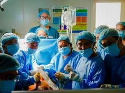 Kỳ tích y học: Bệnh viện hàng đầu Singapore gửi bệnh nhân sang Việt Nam để 'tìm sự sống'