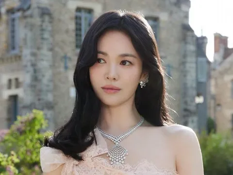 Song Hye Kyo khoe vẻ ngoài quyến rũ trong lần hiếm hoi diện váy xuyên thấu