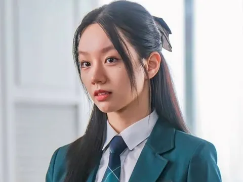 Nữ diễn viên Lee Hyeri gây sốt vì loạt hành động 'ghi điểm tuyệt đối' với nhân viên