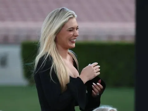 Sắc vóc gây chú ý của 'nữ hoàng trượt băng' trên sân bóng đá