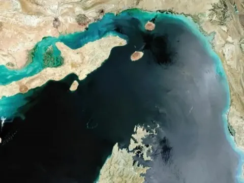 Lưu lượng vận tải qua eo biển Hormuz vẫn rất thấp so với trước xung đột vì một nguyên nhân