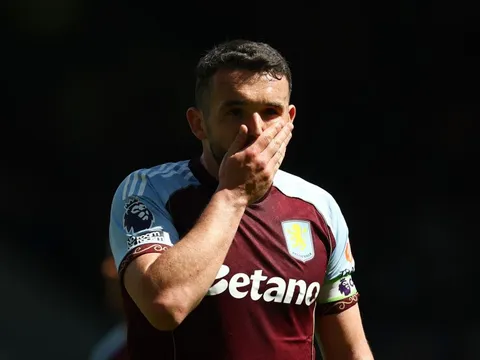 Aston Villa sảy chân, trao 'món quà' cho MU