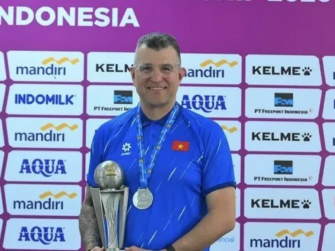 Bất ngờ với chiến thuật của HLV Cristiano Roland