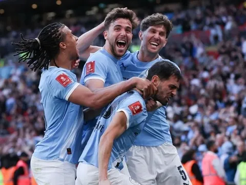 Ngược dòng ngoạn mục, Man City sáng cửa giành cú ăn ba
