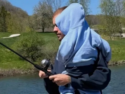 Ca sĩ Justin Bieber khoe khoảnh khắc đi câu cá ngọt ngào bên con trai nhỏ