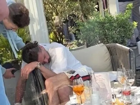 Grealish ngủ gục ở quán bar