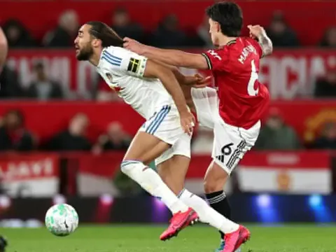 Từ thẻ đỏ tranh cãi của MU, FIFA cần cấm cầu thủ để tóc dài