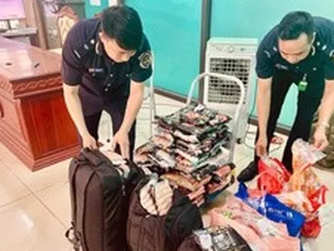 Hải quan phát hiện nhiều vụ vận chuyển thực phẩm không rõ nguồn gốc