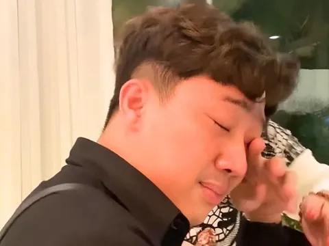 Trấn Thành bật khóc khi đang đi cùng vợ