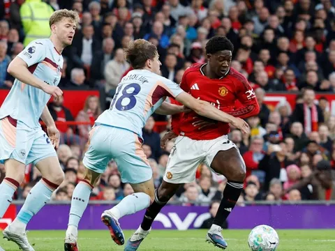 Diallo bỏ lỡ không tưởng sau pha solo của Mainoo