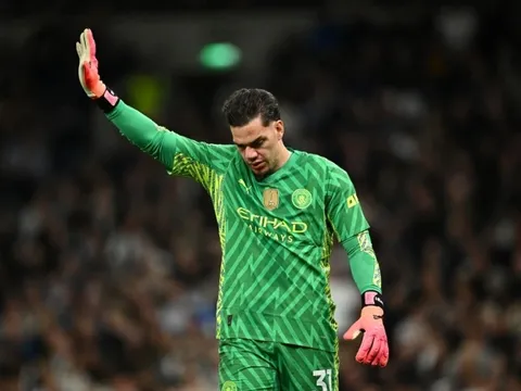 Ederson bị đuổi chỉ ra tài nhìn người của Pep
