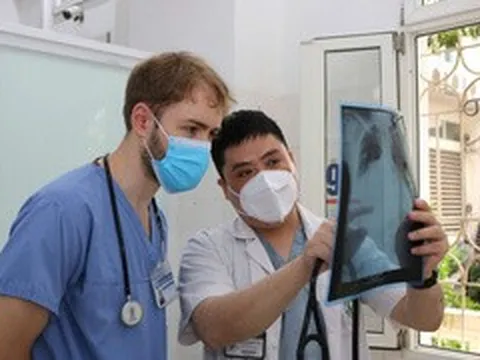 Vì sao nhiều bác sĩ từ các nước tiên tiến sang Việt Nam học nghề mỗi năm?