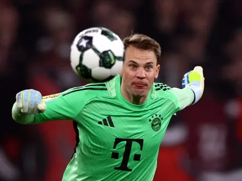 Neuer suýt mắc bẫy cậu bé nhặt bóng