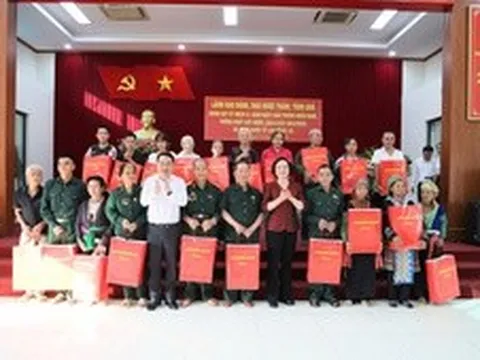 Phó Thủ tướng Phạm Thị Thanh Trà thăm, tặng quà gia đình chính sách, công nhân và hộ nghèo tại Lào Cai