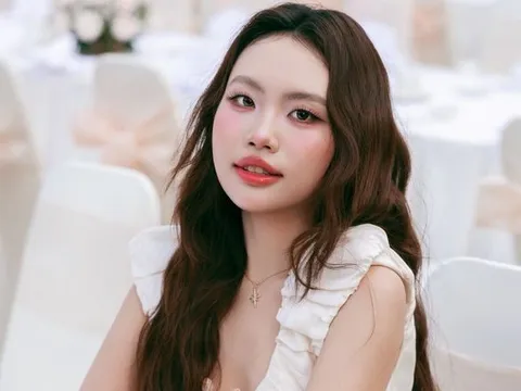 Ảnh quá khứ của Phương Mỹ Chi gây xôn xao