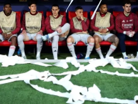 Trận Atletico Madrid - Arsenal tràn ngập giấy vệ sinh