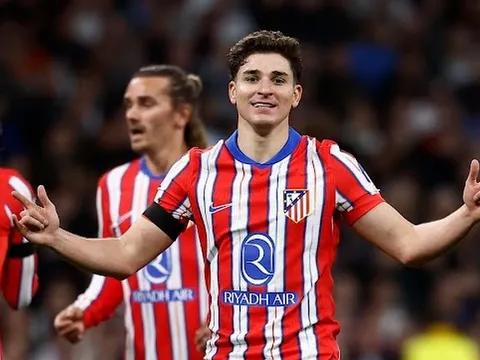 Julian Alvarez đi vào lịch sử