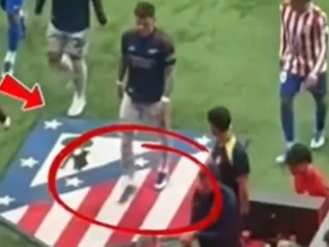 Cầu thủ Arsenal giẫm lên logo Atletico khiến HLV Simeone phẫn nộ