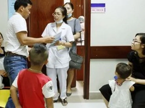 Con ốm, cả bố và mẹ cùng được nghỉ chăm và hưởng Bảo hiểm xã hội