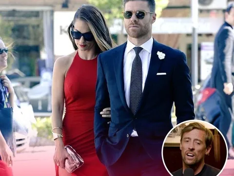 Câu chuyện 'cảm nắng' nhầm vợ đồng đội của Peter Crouch