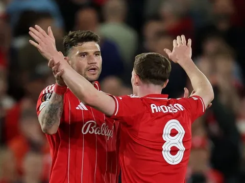 Forest quật ngã Aston Villa
