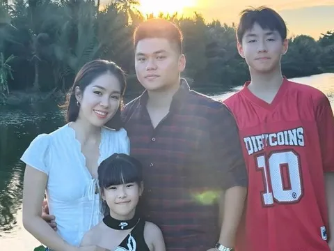Khoảnh khắc bình yên của Lê Phương và chồng trong dịp lễ