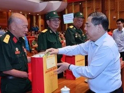 Phó Thủ tướng Thường trực Phạm Gia Túc thăm, tặng quà người có công, công nhân, người lao động tỉnh Quảng Ninh