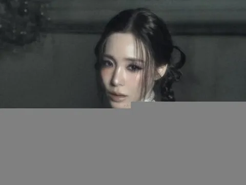 Tiffany Young tái xuất đầy mê hoặc với hình ảnh táo bạo
