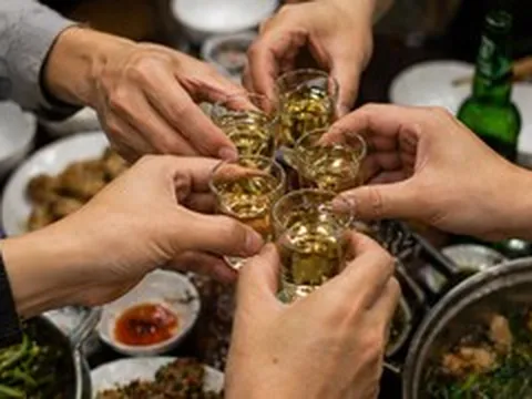 Bỏ qua cảnh báo khi uống rượu bia thường xuyên, nhiều người mắc viêm gan nặng
