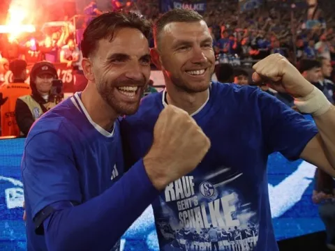 Dzeko cùng Schalke thăng hạng ở tuổi 40