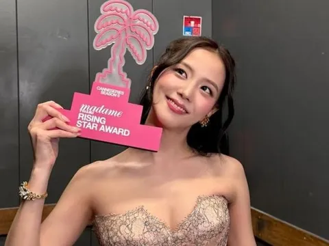 Jisoo (BLACKPINK) khoe ảnh rạng rỡ ở hậu trường lễ trao giải Cannes