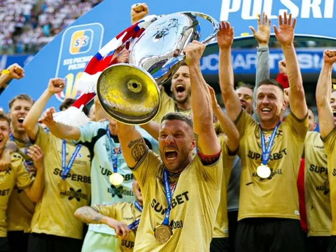 Podolski kết thúc sự nghiệp bằng danh hiệu tại quê nhà