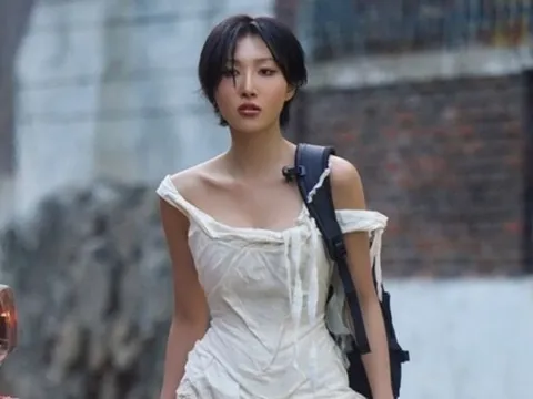 Nữ ca sĩ Hwasa khoe cơ thể mảnh mai đến khó tin trên đường phố
