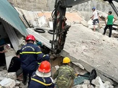 Ngôi nhà 2 tầng bất ngờ đổ sập khi đang cải tạo, 3 người thương vong
