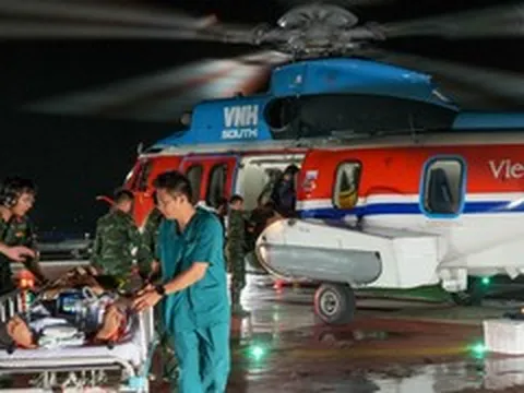 Trực thăng bay xuyên đêm đưa 2 bệnh nhân nguy kịch từ Trường Sa vào đất liền