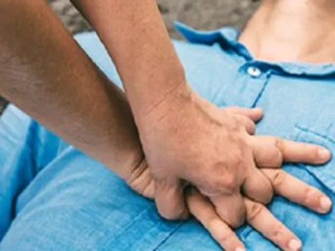 Phó giám đốc bệnh viện lao vào cấp cứu bé trai ngừng tim do điện giật ở bãi biển